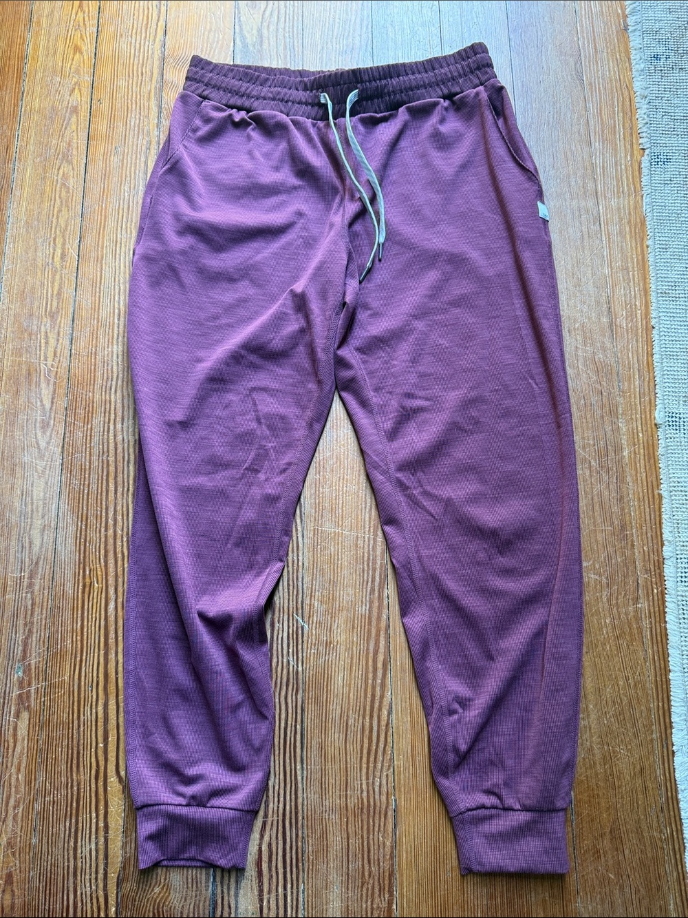 Vuori Plum Joggers size Small